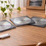 薄いケースに収めたDVDと白いUSBメモリのイメージ