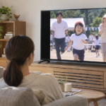家族の思い出の動画をテレビで見ているイメージ