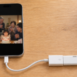 iPhone 17 Pro Maxで家族の動画を見るイメージ